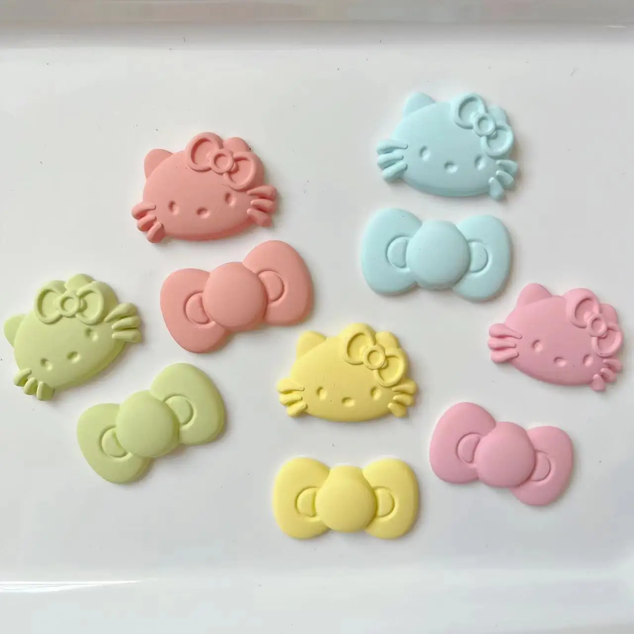 

5 шт., яркие цвета, голова Hello Kitty, бант, смола, кабошоны с плоской задней частью, кремовый клей, чехол для мобильного телефона, подвески, пряжка для обуви, аксессуары