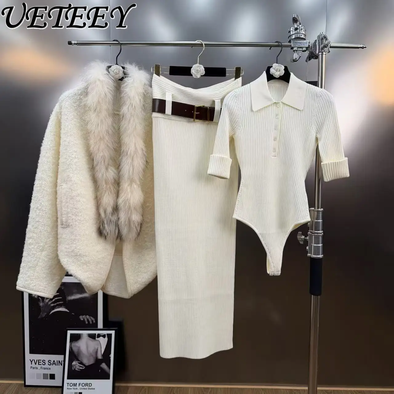 

Весенний модный костюм 2026 в французском стиле INS: молочно-белый приталенный вязаный комплект с меховым воротником, шерстяное пальто и длинная юбка с высокой талией