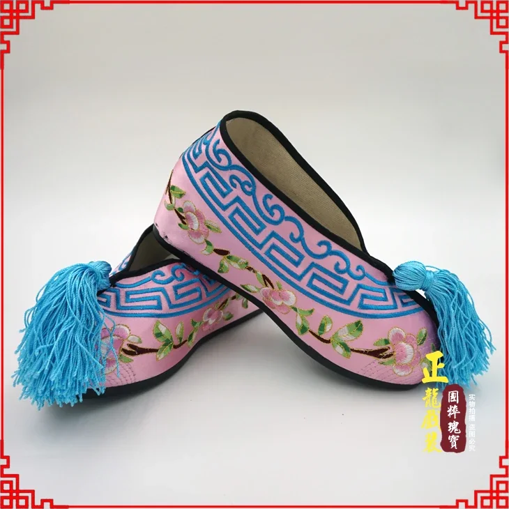 Chaussures brodées pour artistes de drame classique chinois, chaussures à talons hauts dans un costume Tsing Yi avec pompon, chaussures brodées anciennes de chine