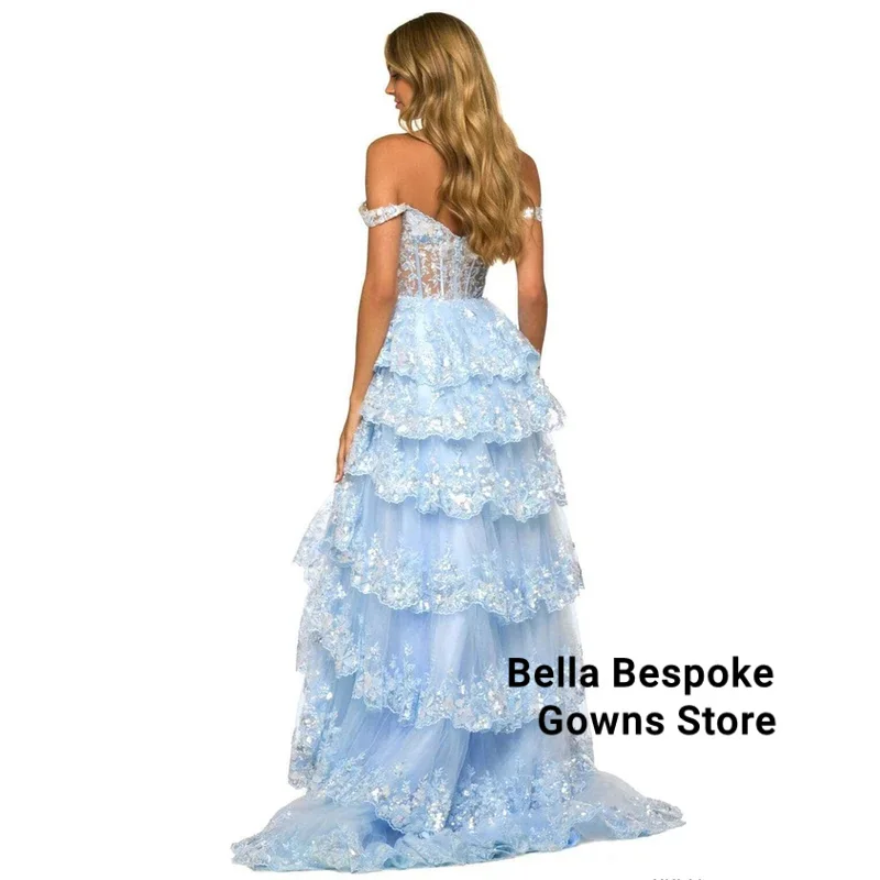 فستان أنيق بدون أكتاف متعدد الطبقات للحفلات الراقصة مخصص من الجانب بفتحة عالية من الدانتيل فساتين حفلات الأميرة اللامعة