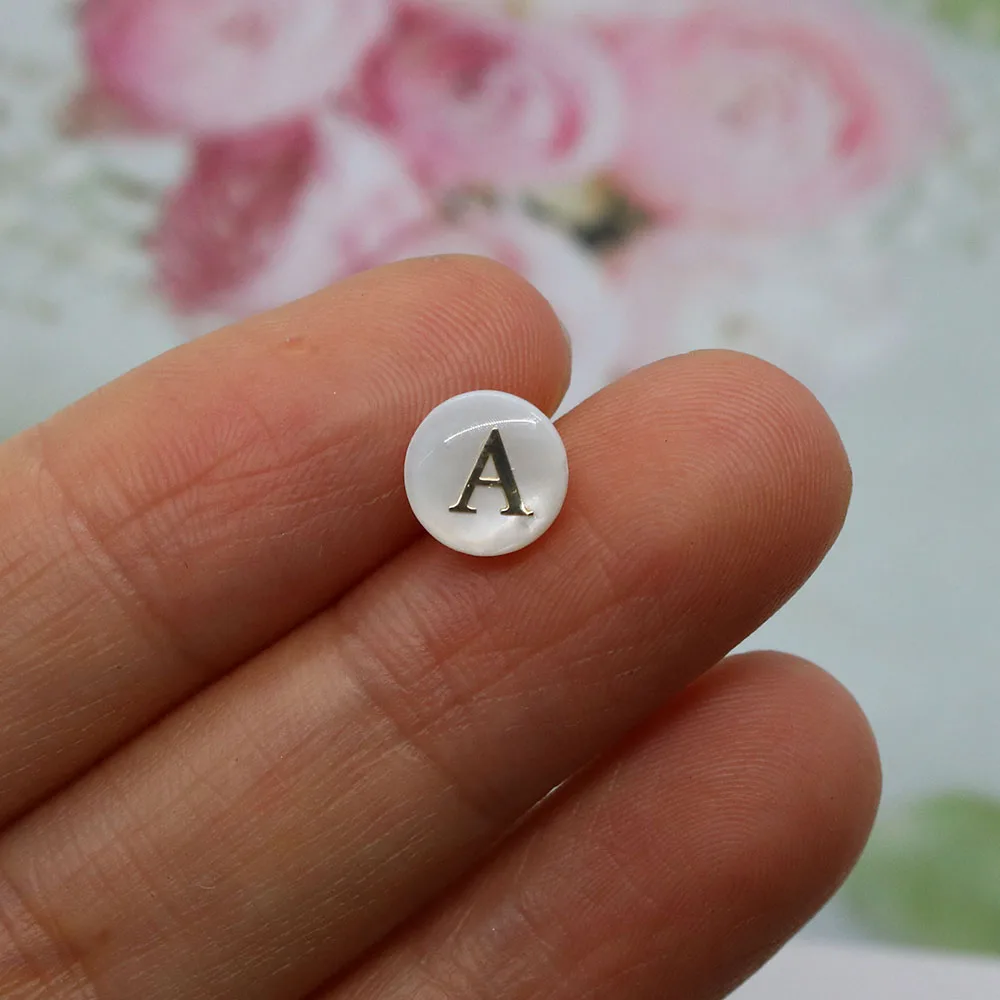 قذيفة المياه العذبة الطبيعية الخرز 5 قطعة 6 مللي متر/8 مللي متر ثقب أفقي مستدير حبة مطبوعة مع الذهب اللون A-Z 26 رسائل للمجوهرات ذاتية الصنع