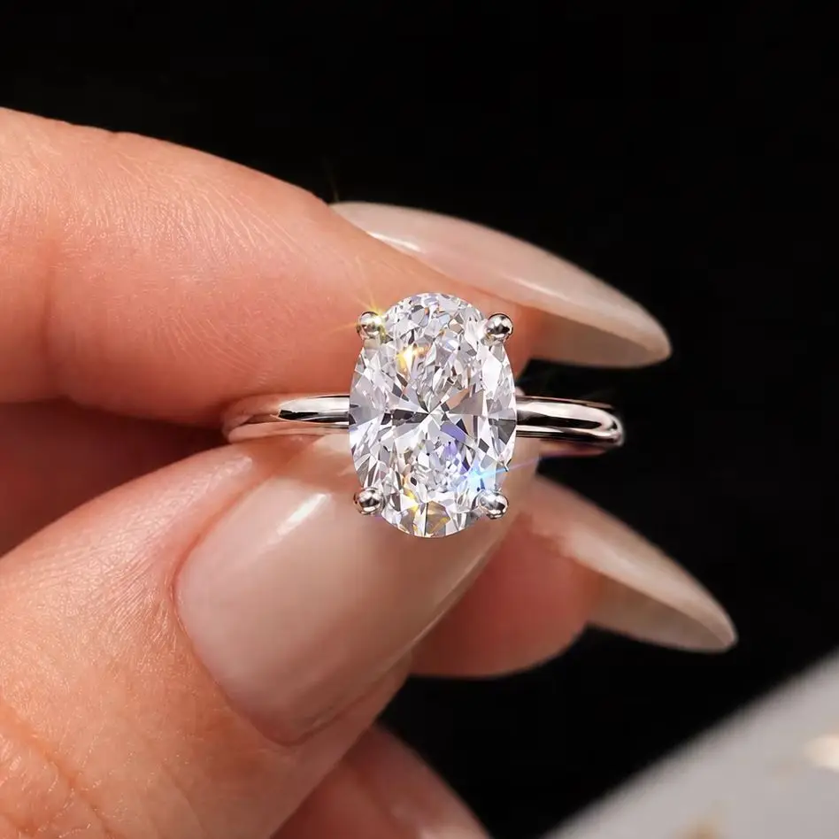 925er-Silberring mit einem 2-Karat-Oval-Moissanit; Geeignet für den täglichen Gebrauch, Hochzeiten, Bankette und Feiern. – Detail 3