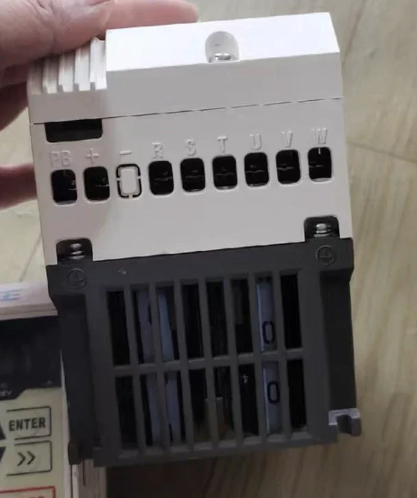 Used frequency converter a90-2t8r0b 220V 1.5 kw
