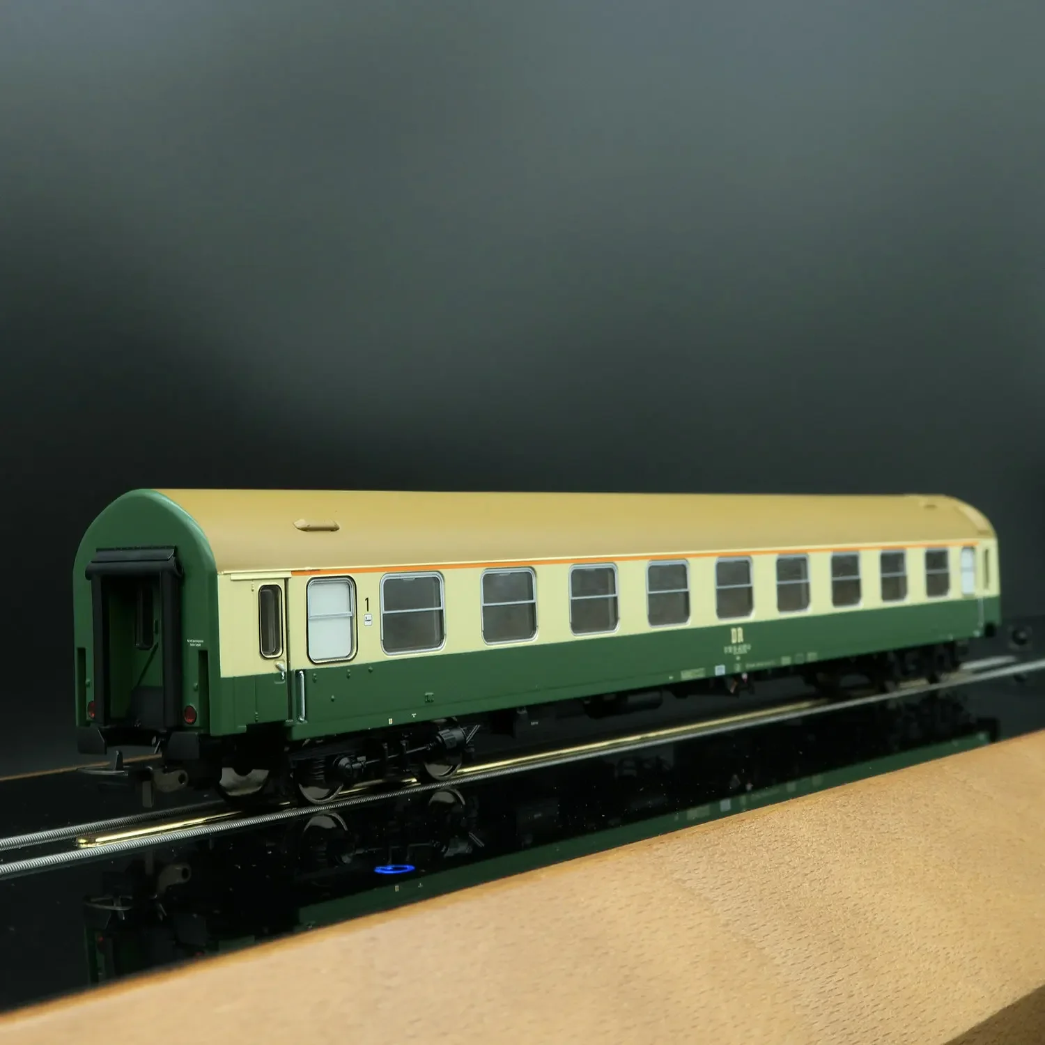 PIKO HO Train Model 1/87 58278 East German DR Four-generation Classic Passenger Carriage Three-section Train Model Toy Gift