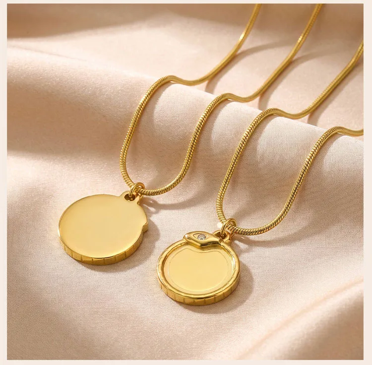 Personalisierte Initialen-Münz-Halskette, 18K vergoldete Edelstahl-Schlangenkette, individueller Schmuck für den Einzelhandel – Detail 7