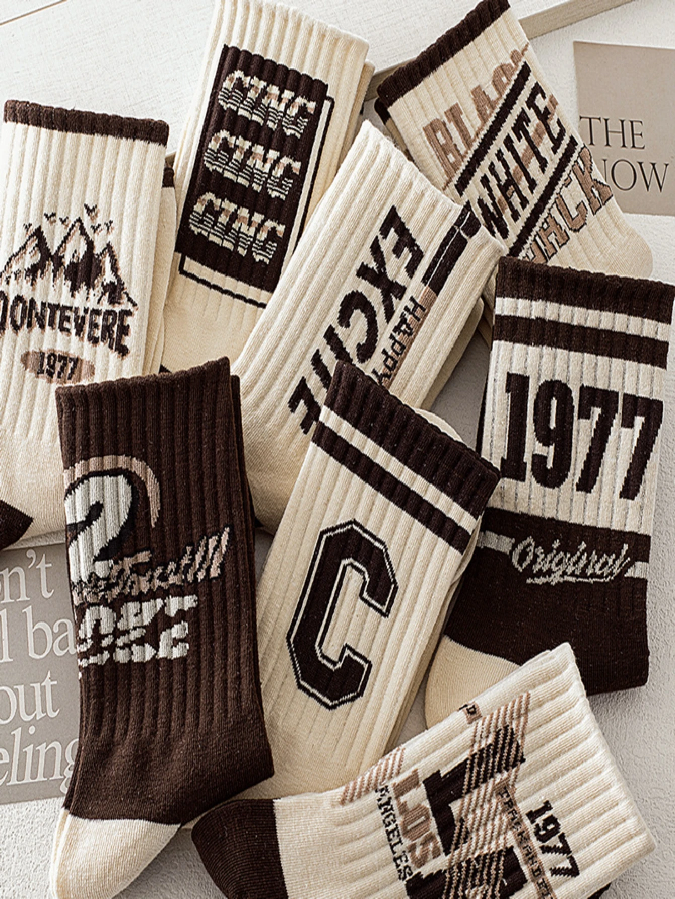 5/8 pairs of men's American graffiti alphanumeric pattern mid-tube sock combination