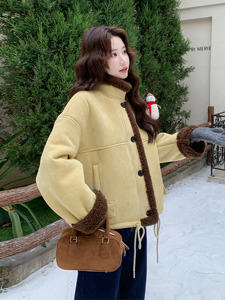 Żółty płaszcz damski z futra jagnięcego, ciepły, bawełniany, jesienno-zimowy, luźny krój, materiał wewnętrzny - skóra owcza.