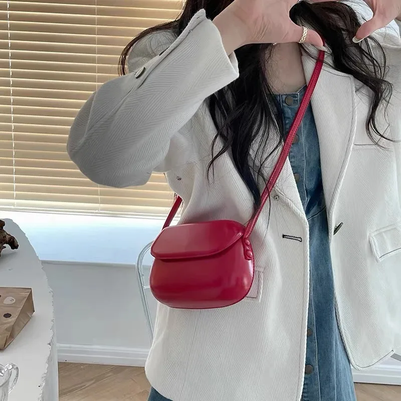 

Red Retro Ins Saddle Bag Crossbody Phone Bag Women's Versatile Simple Sle Soft PU Leather Magnetic Buckle Closure Handbag