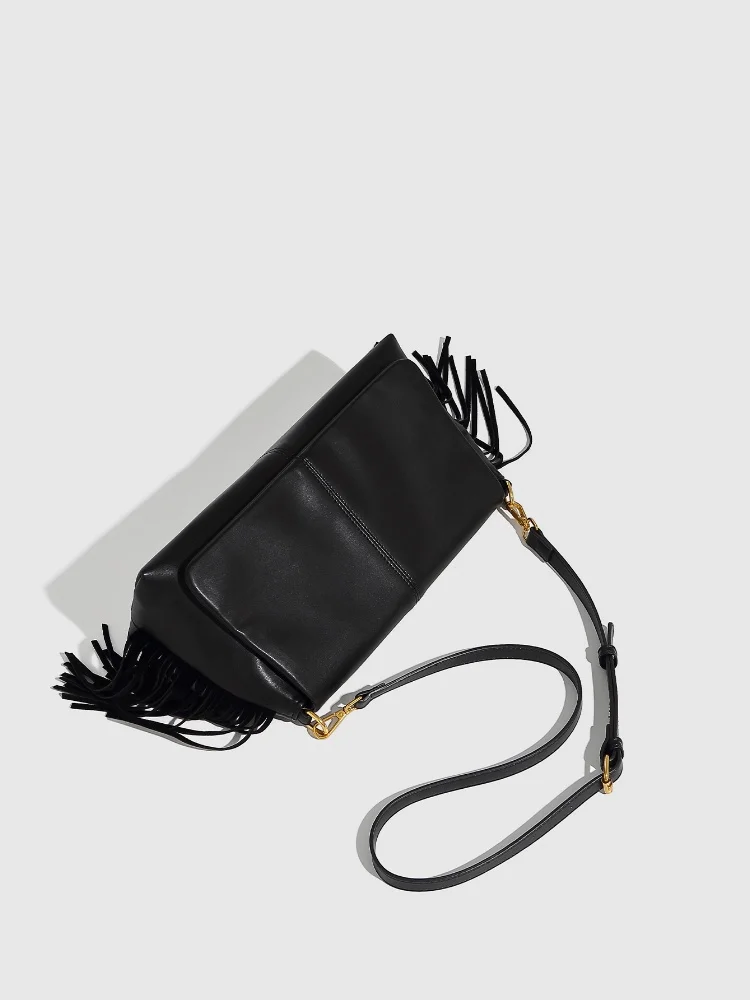 2025 Classici Borsa da donna nera Borsa a tracolla con nappe alla moda Borsa con copertura ribaltabile Borse da pendolare versatili Borse con busta in pelle PU