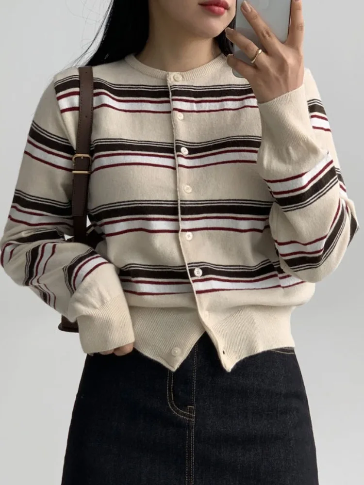 

Модный осенний женский вязаный кардиган приталенного кроя в полоску с длинными рукавами, универсальная верхняя одежда в студенческом стиле, шикарный дизайн