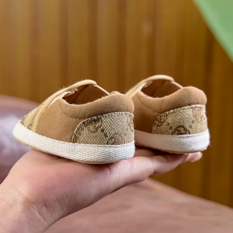 Cloth Shoes for Boys and Girls, Suitable for Spring, Autumn, and Summer, 0-1 Year Old, Soft-Soled, Fashionable, Casual Slip-On Walking Shoes, Suitable for Both Indoor and Outdoor Use