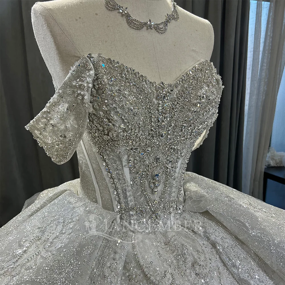 Biała, krótki rękaw, ekskluzywna suknia ślubna z bogatymi zdobieniami i diamentami, luksusowa, szyta na miarę vestidos de novia.