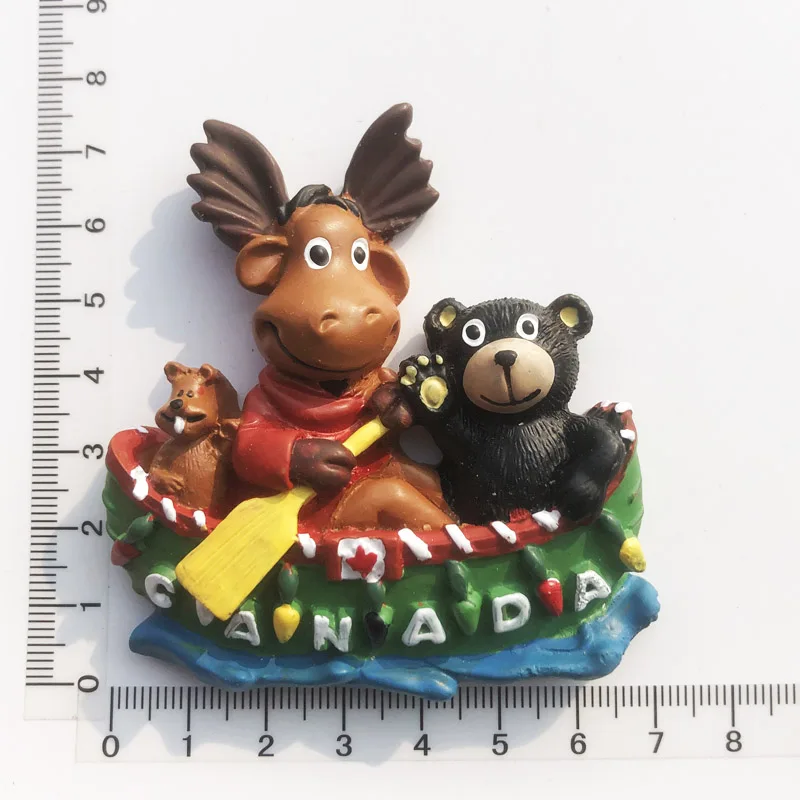 La pegatina del frigorífico muestra un oso polar canadiense, un perrito y un buen amigo volando un barco.