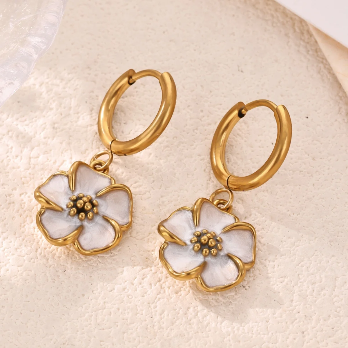 Süße rosa-weiße Emaille-Blumen-Ohrringe, goldfarbener Edelstahl, Blumen-Huggie-Creolen, baumelnde Ohrringe, Damen-Party-Geschenk – Detail 20