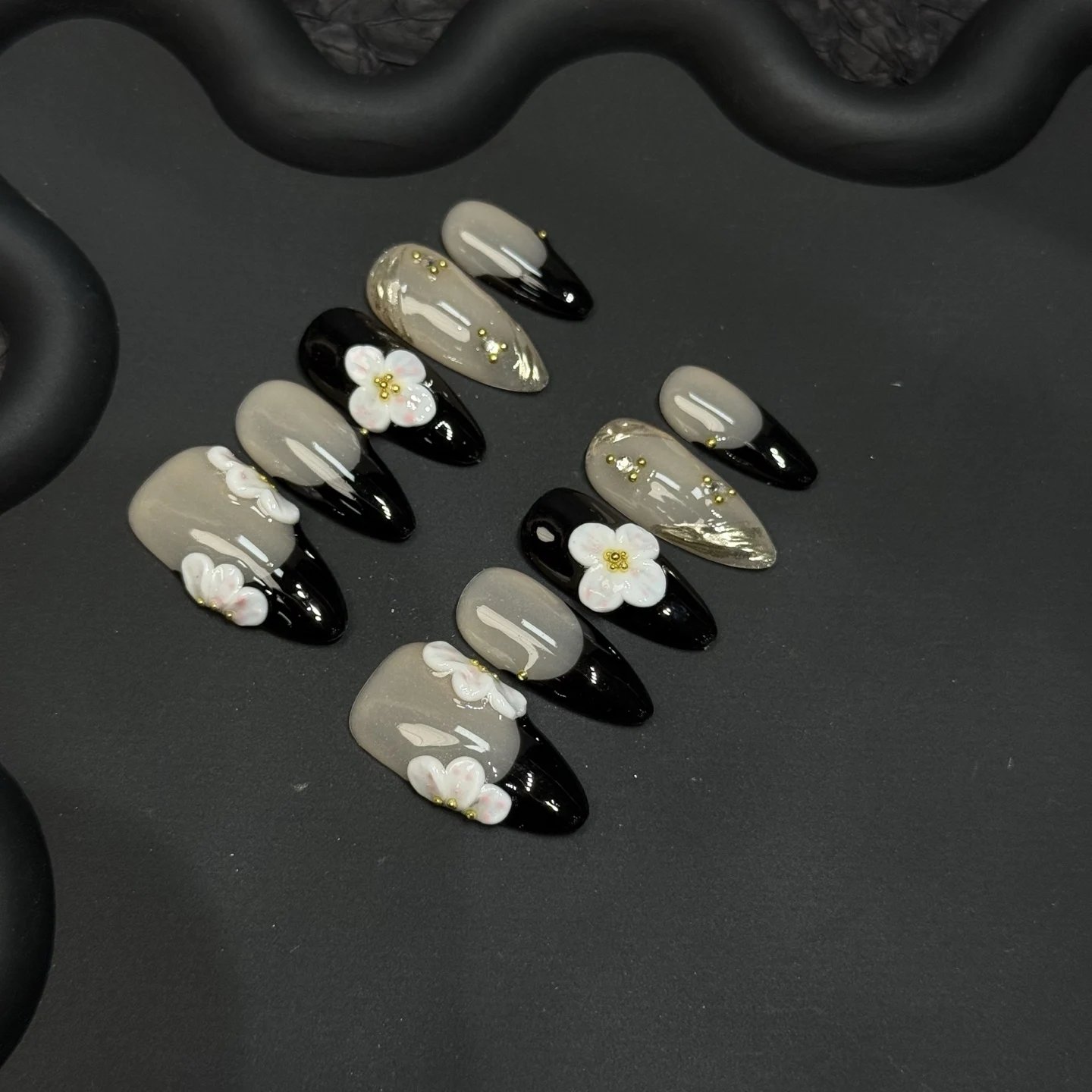 

10Pcs 3D Flower Almond Handmade False Nail Art Black French Press on Golden Smudge Design Mid-length Fake Nails Tips For Women