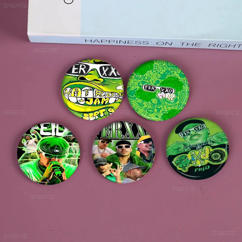 Ferxxo Feid-broches nuevos, Pin de botón suave, divertido, tonto, Gnarpy en un monopatín, insignia de Meme, regalos de colección para jugadores