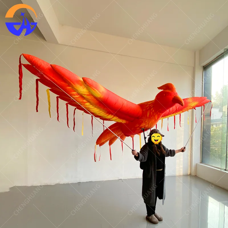 نموذج ببغاء قابل للنفخ محمول باليد يحمل بشريًا، دعامة زخرفية للإعلان التفاعلي لمواكب المسرح في الهواء الطلق