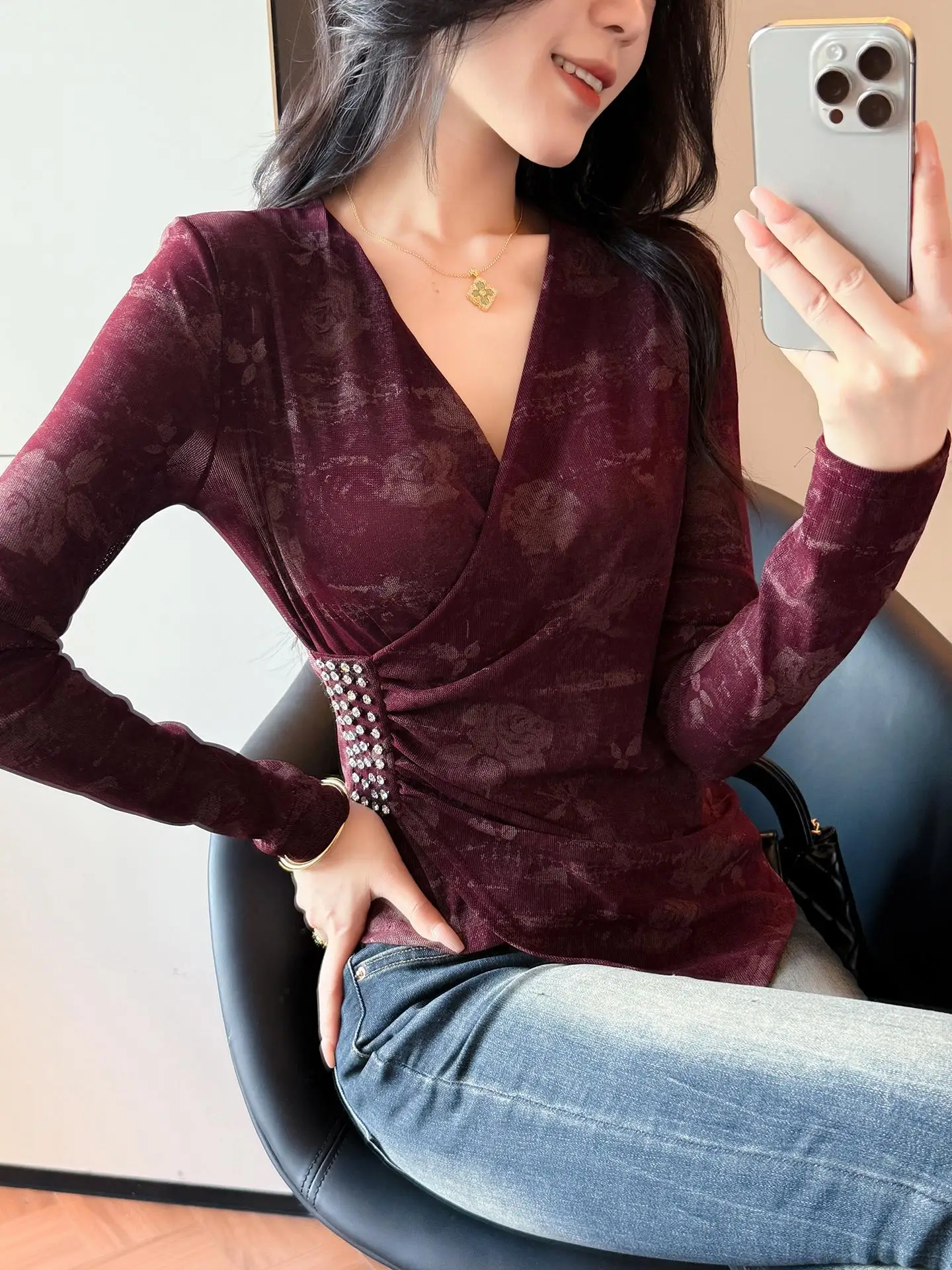 

Сексуальная женская футболка с V-образным вырезом и длинным рукавом, асимметричный топ, утягивающая базовая модель для осени и зимы, с кружевным дизайном и перекрестными элементами