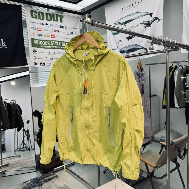 UPF50+Chaqueta cortavientos con capucha para hombre, ultraligera, con bolsillo con cremallera, puños elásticos, adecuada para senderismo y correr al aire libre