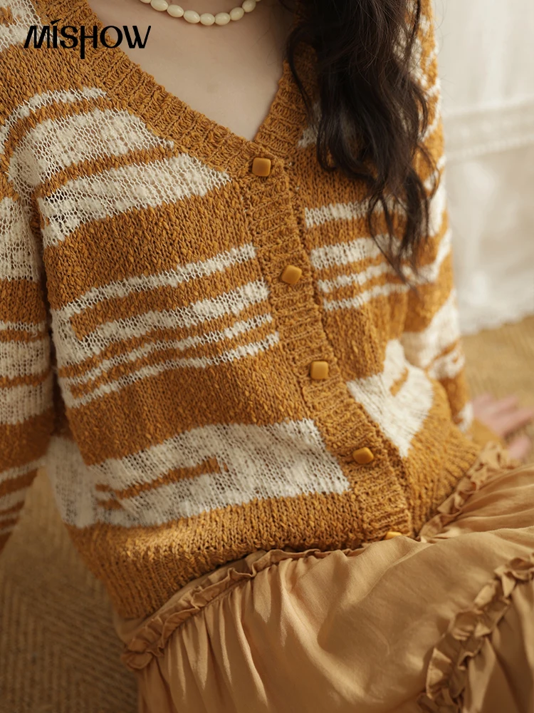 MISHOW femmes rayé Cardigan 2025 automne nouveau rétro jaune col en v manches longues simple boutonnage court pull manteaux MXE44Z2516