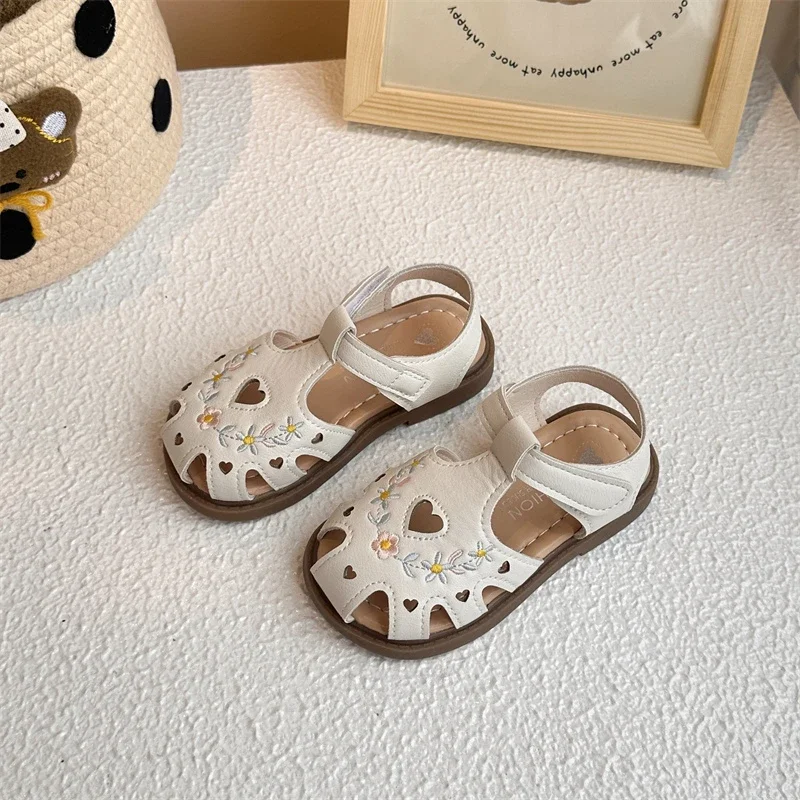 

2025 Children Sweet Sandals for Girls Summer New Fashion Korean Style Soft Bottom Anti-slippery Versatile Cut-outs Beach Shoes