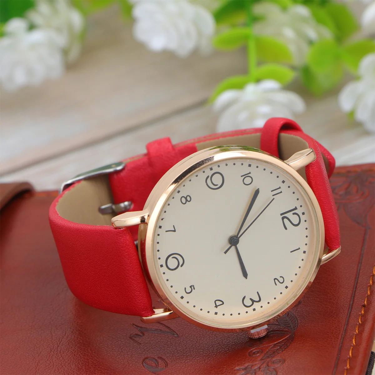 

Женские кварцевые часы с красным ремешком из искусственной кожи, повседневные наручные часы, удобная посадка, подходит для работы, вечеринки, подарка на день рождения