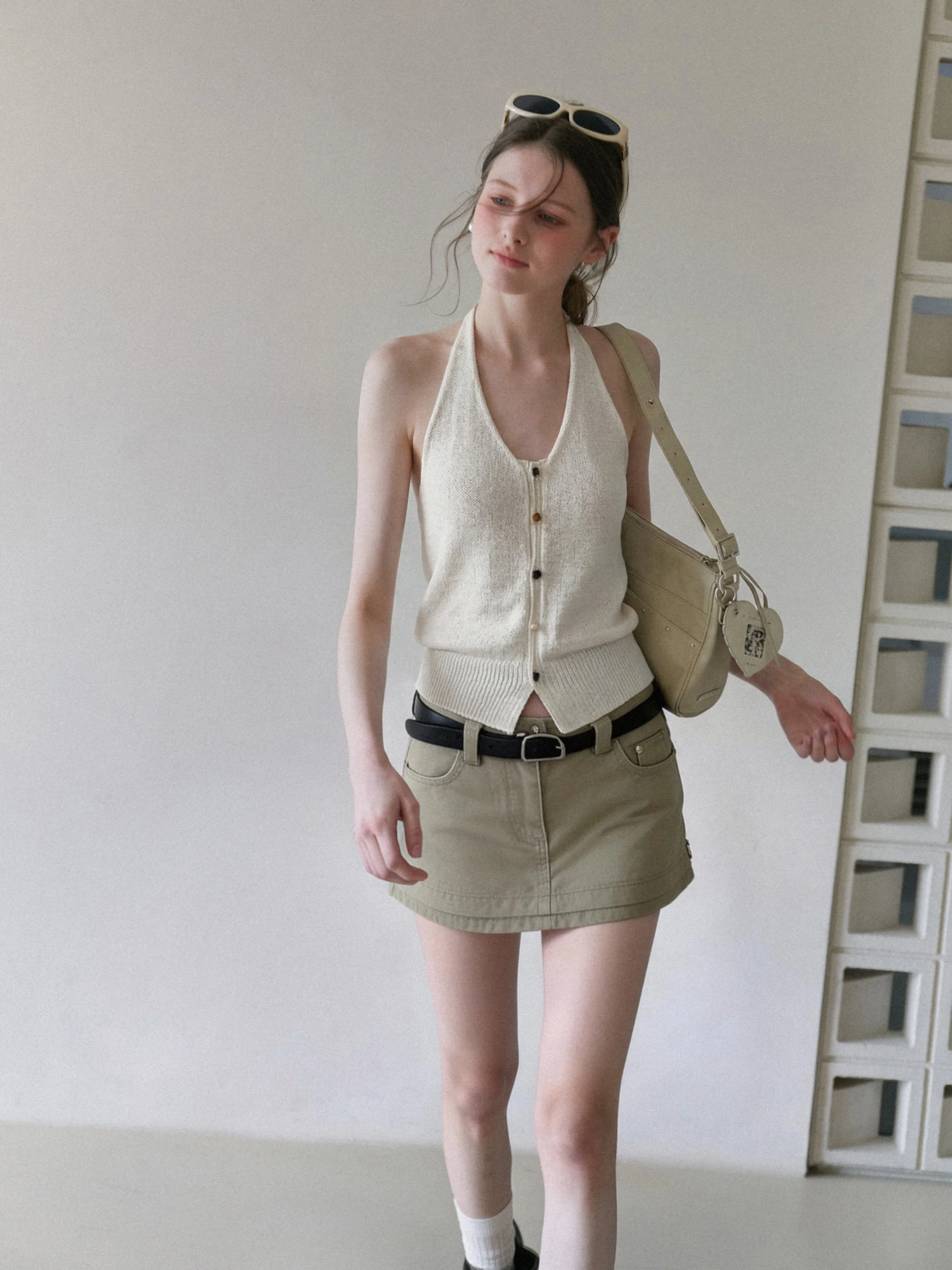 White Knitted Neck Hanging Strap Vest Women's Summer Slim Fit Backless Short Sleeveless Top V-neck Button Craft Fashion 2026