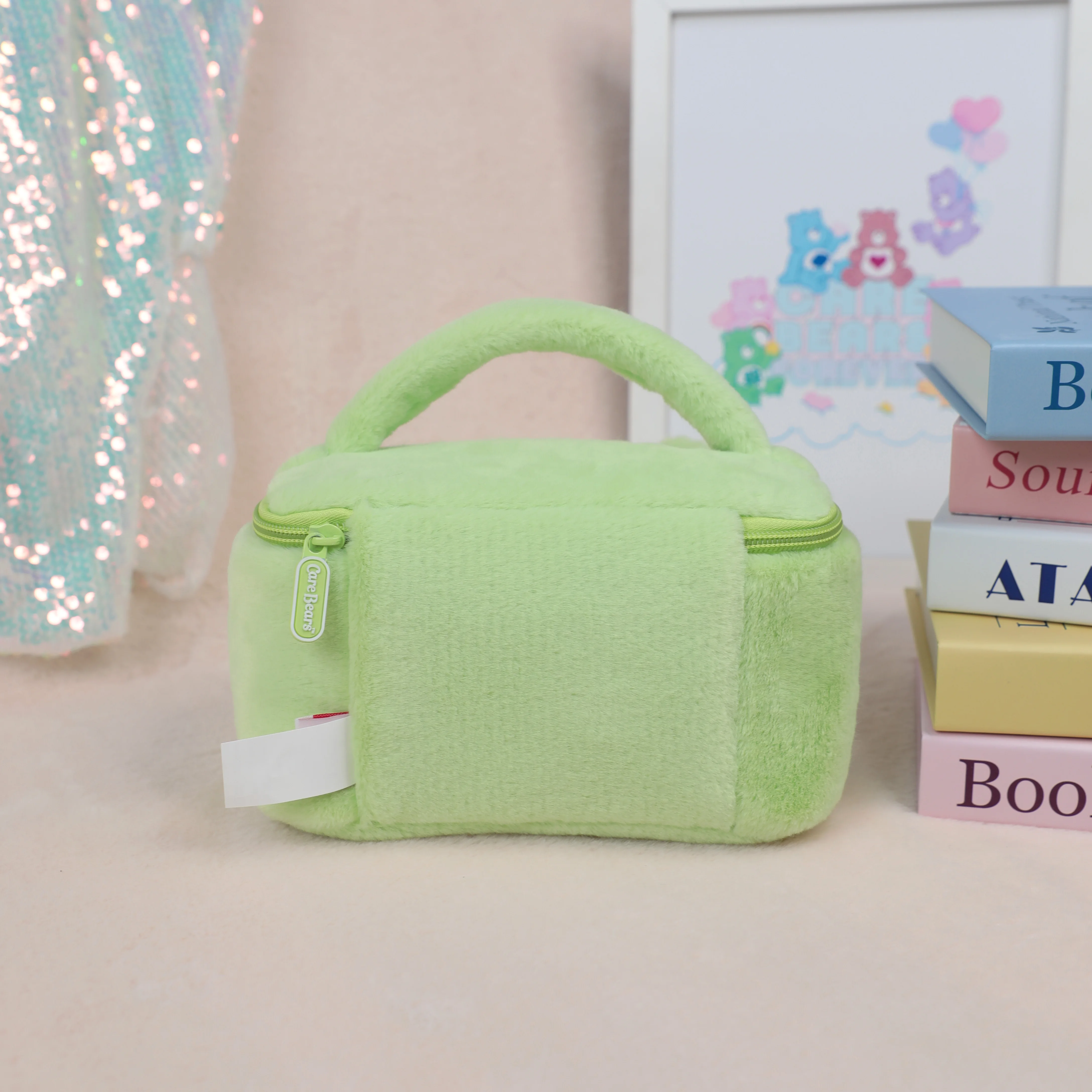 Care Bears Plüsch-Kosmetiktasche, Cartoon-Regenbogenbär, große Kapazität, Reise-Kulturtasche für Mädchen und Frauen, weicher, flauschiger Make-up-Beutel – Detail 10