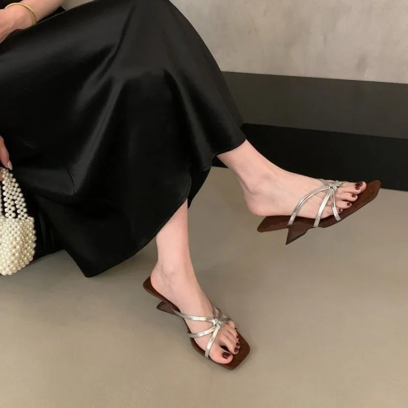 شباشب على الموضة للنساء 35-40 حزام ناعم مفتوح من الأمام بمقدمة مربعة على شكل كعب صنادل أنيقة يومية بفم ضحل أحذية بكعب عالي