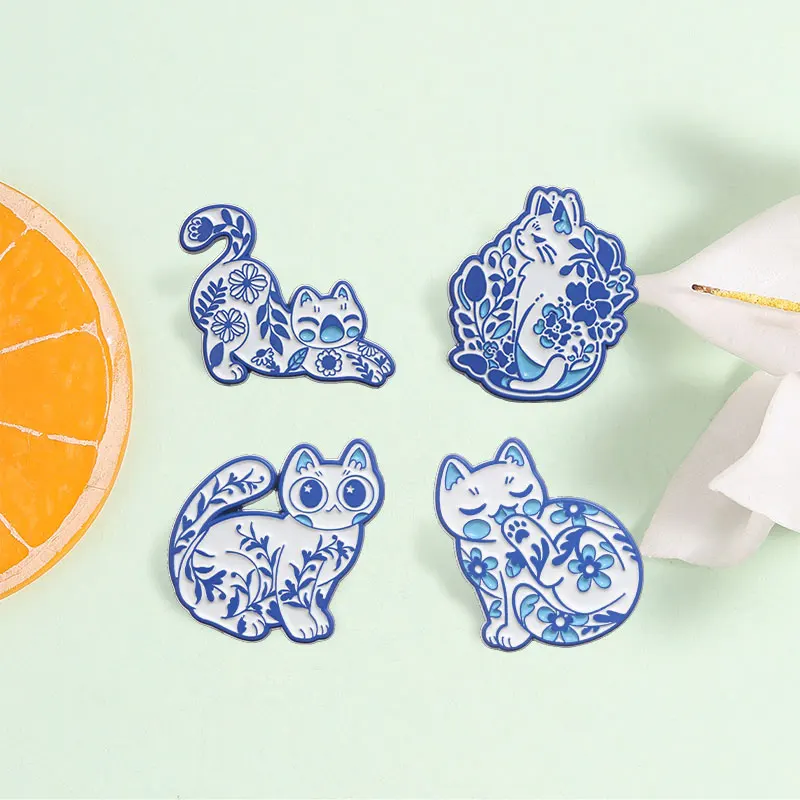 Blau-weiße mediterrane Blumen-Katzen-Emaille-Pin, Cartoon-Retro-Keramik-Kätzchen-Metallbrosche, Taschen-Reversnadel, Schmuckgeschenk für einen Freund – Detail 3