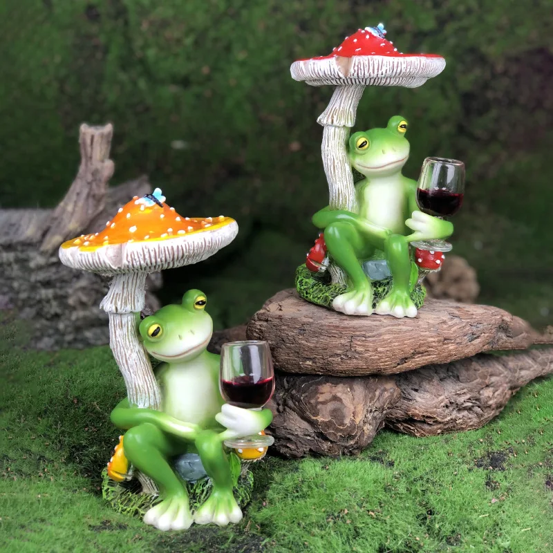 

Red Mushroom Drinking Frog Statue Holding Beer Bottle Sitting Frog Resin Figurine Indoor Outdoor Garden Decoration Art Ornament