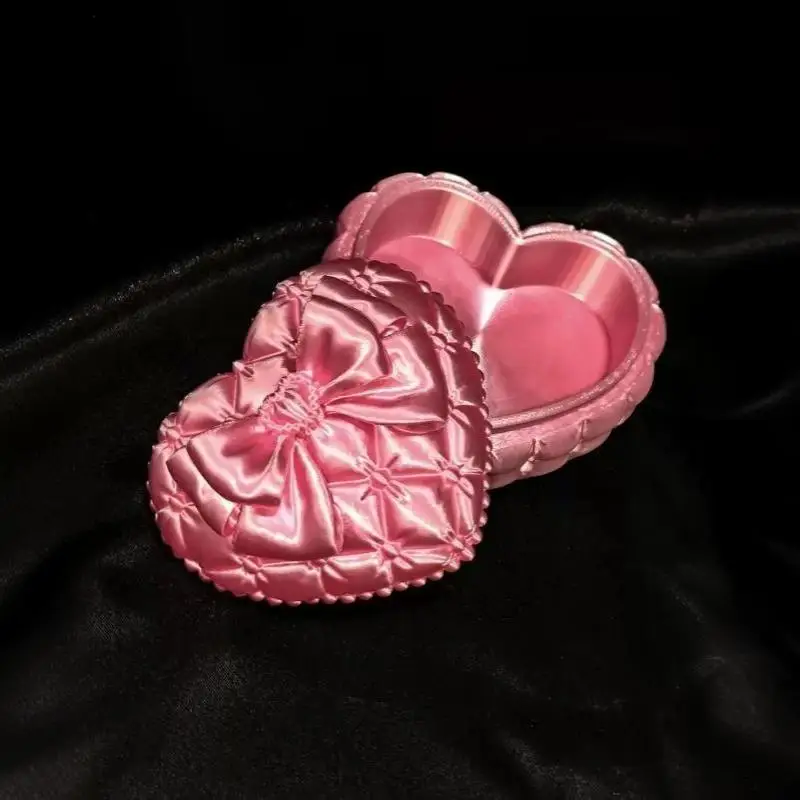 1 Stück Mini-Schmuckbox in Herzform aus Seide mit Schleife, tragbarer Aufbewahrungskoffer für Schmuck auf Reisen und Geschäftsreisen. – Detail 2