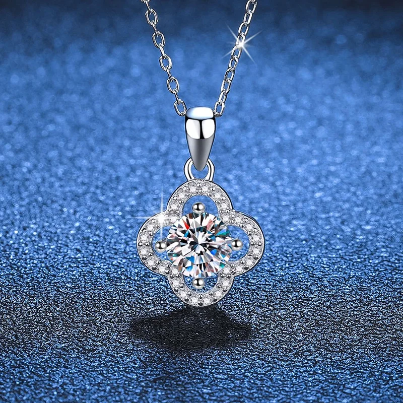 

18K platinum diamond necklace plated PT950 platinum moissanite pendant classic four-leaf clover clavicle chain 1 carat D color