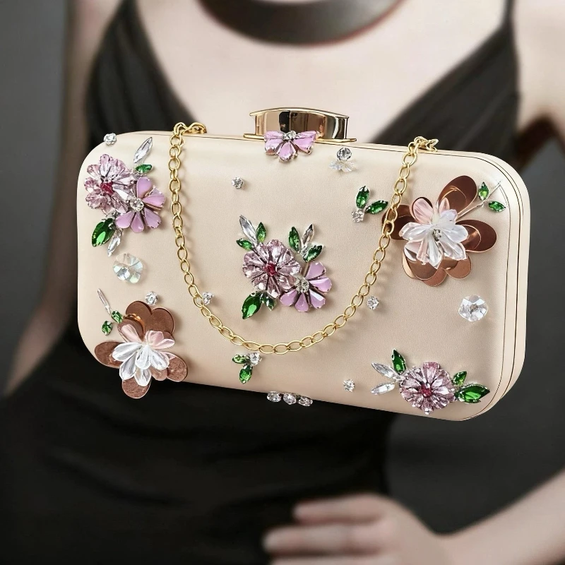 

Новые вечерние сумки с кристаллами и цветочным декором, роскошные клатчи цвета шампань со стразами и длинной цепочкой, сумки для свадеб, вечеринок и торжественных мероприятий.