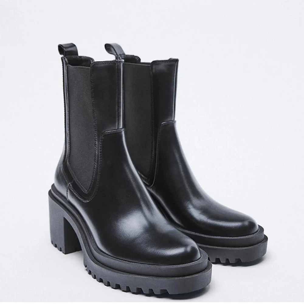 

FWRD Women's Black Soft Grain Finish Platform Chelsea Boots, 8cm Heel, Warm Lining for Fall Winter #FWRD000385