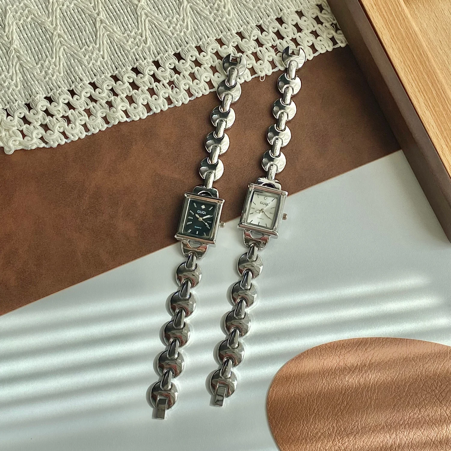 ファッションスクエアダイヤルクォーツ時計女性のためのエレガントなゴールドチェーンレディースブレスレット腕時計学生腕時計リロジェスパラムヘール