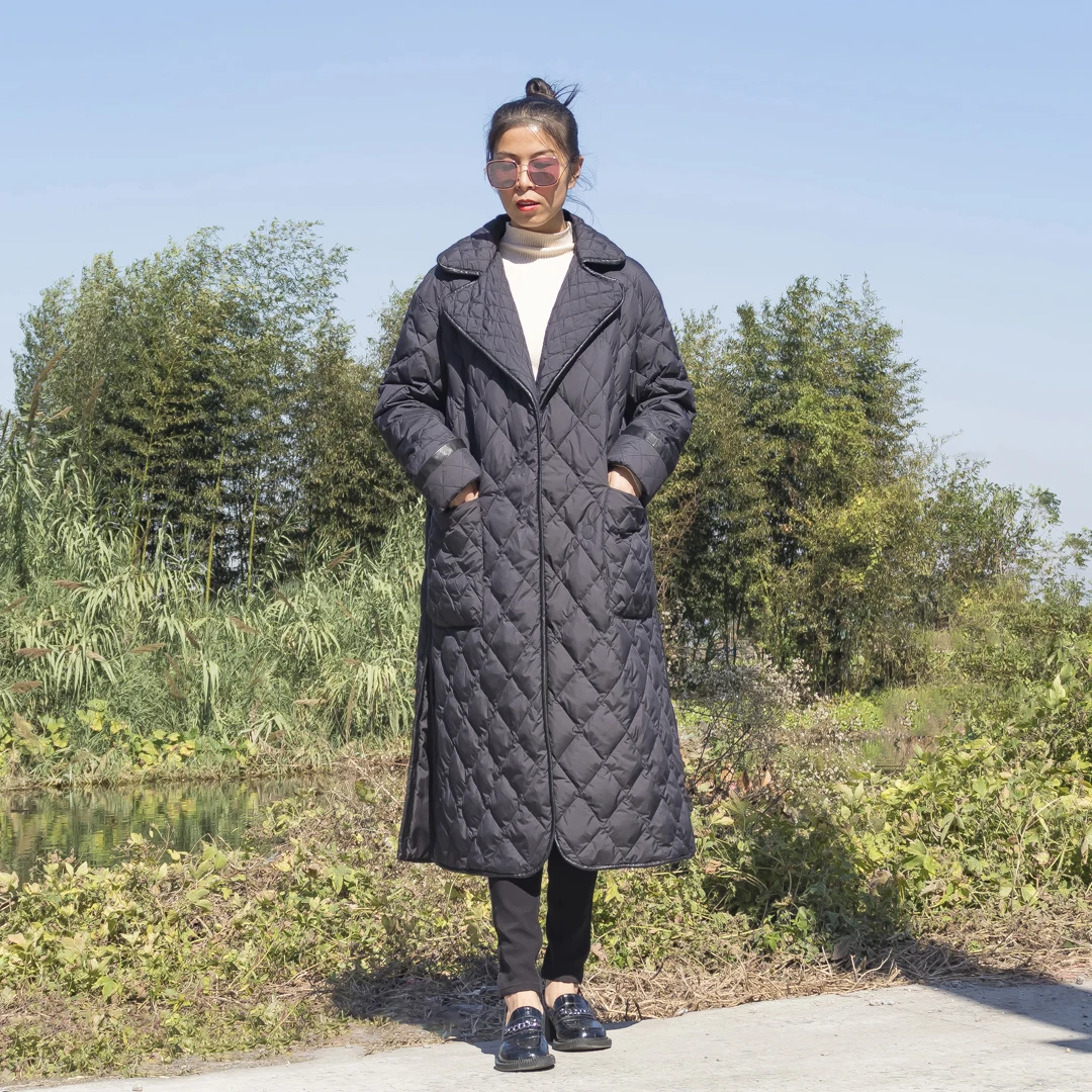 

Женская свободная верхняя одежда: пуховик средней длины с 90% белым утиным пухом, асимметричной молнией, кожаными вставками и отложным воротником