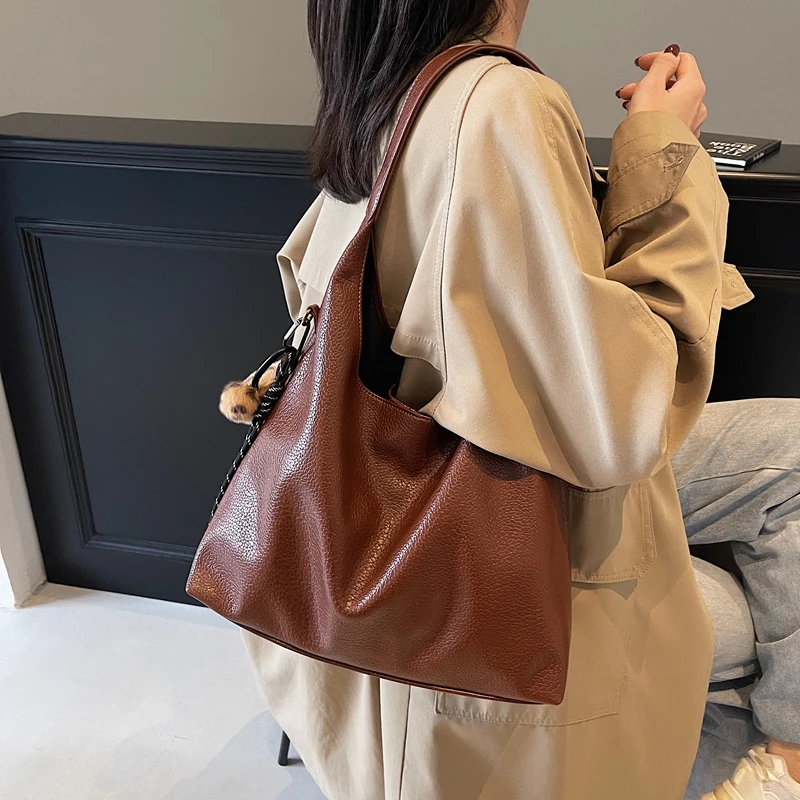 2025 New Women's PU Fashion Shoulder Bag Large Capacity Unique Pendant Large Handbag Hass Sealed Daily Work Bag