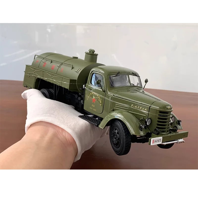 Diecast 1: 24 Scale CA10 Military Six wheeled Heavy Oil Tanker Truck Model Alloy Vehicle Home Finished Simulation Collection Toy