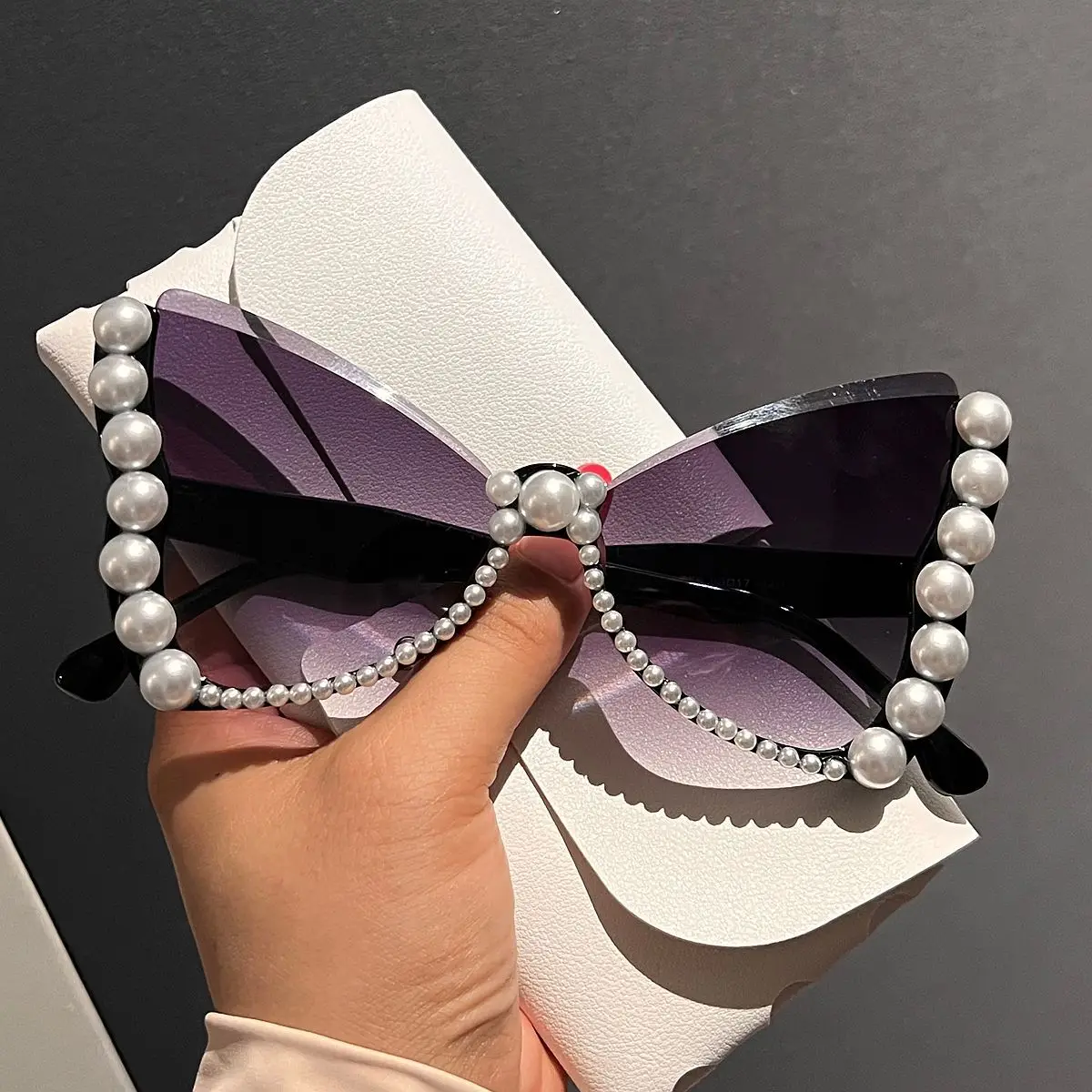 

Retro Temperament Pearl Butterfly Frame Women's Gorgeous Concave Shape Street Photography Fashion Sunglasses