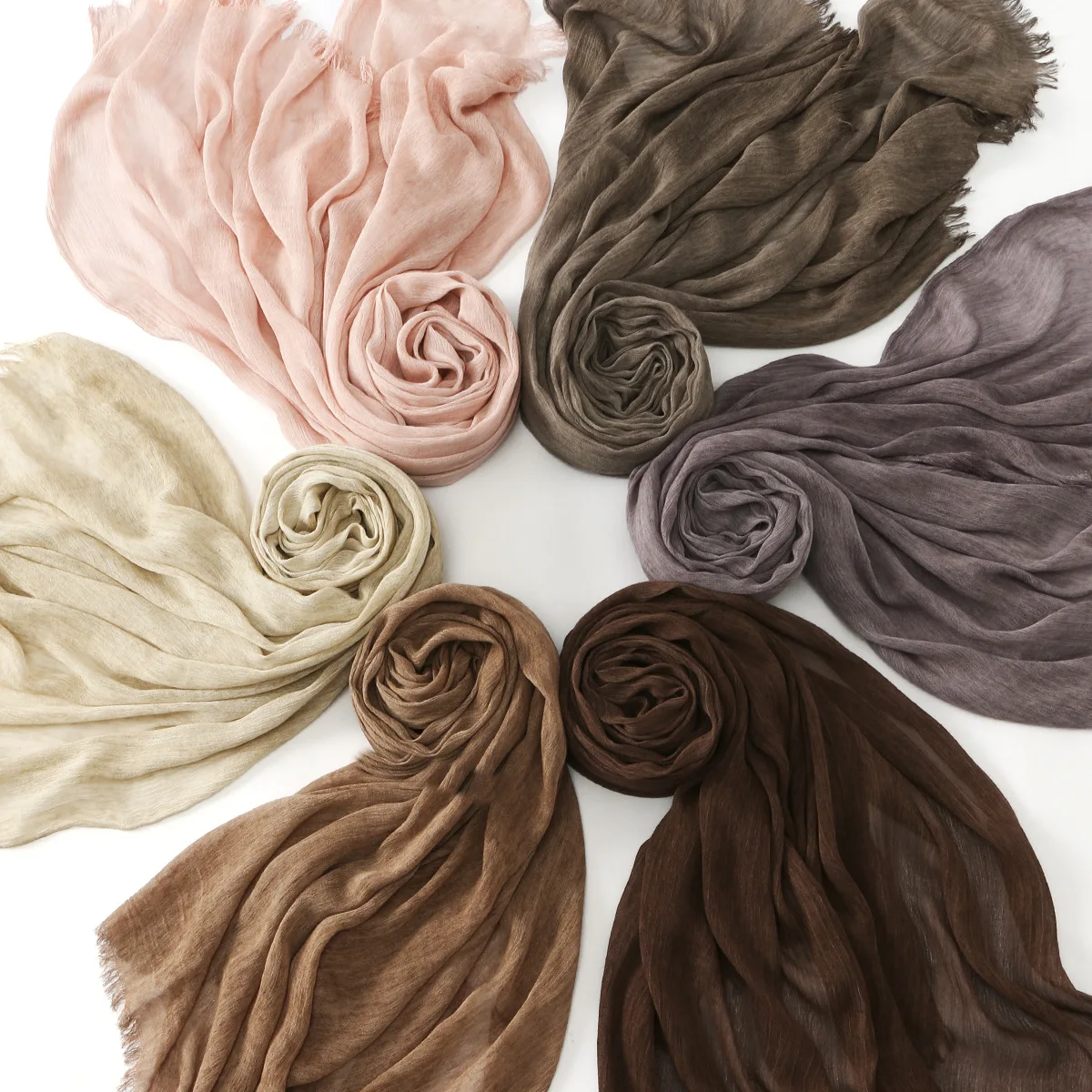 

Модный женский шарф-платок 2026 года: монохромный, с эффектом грязного окрашивания, длинный, из мягкого тонкого полотна, с изящными складками, для повседневного использования