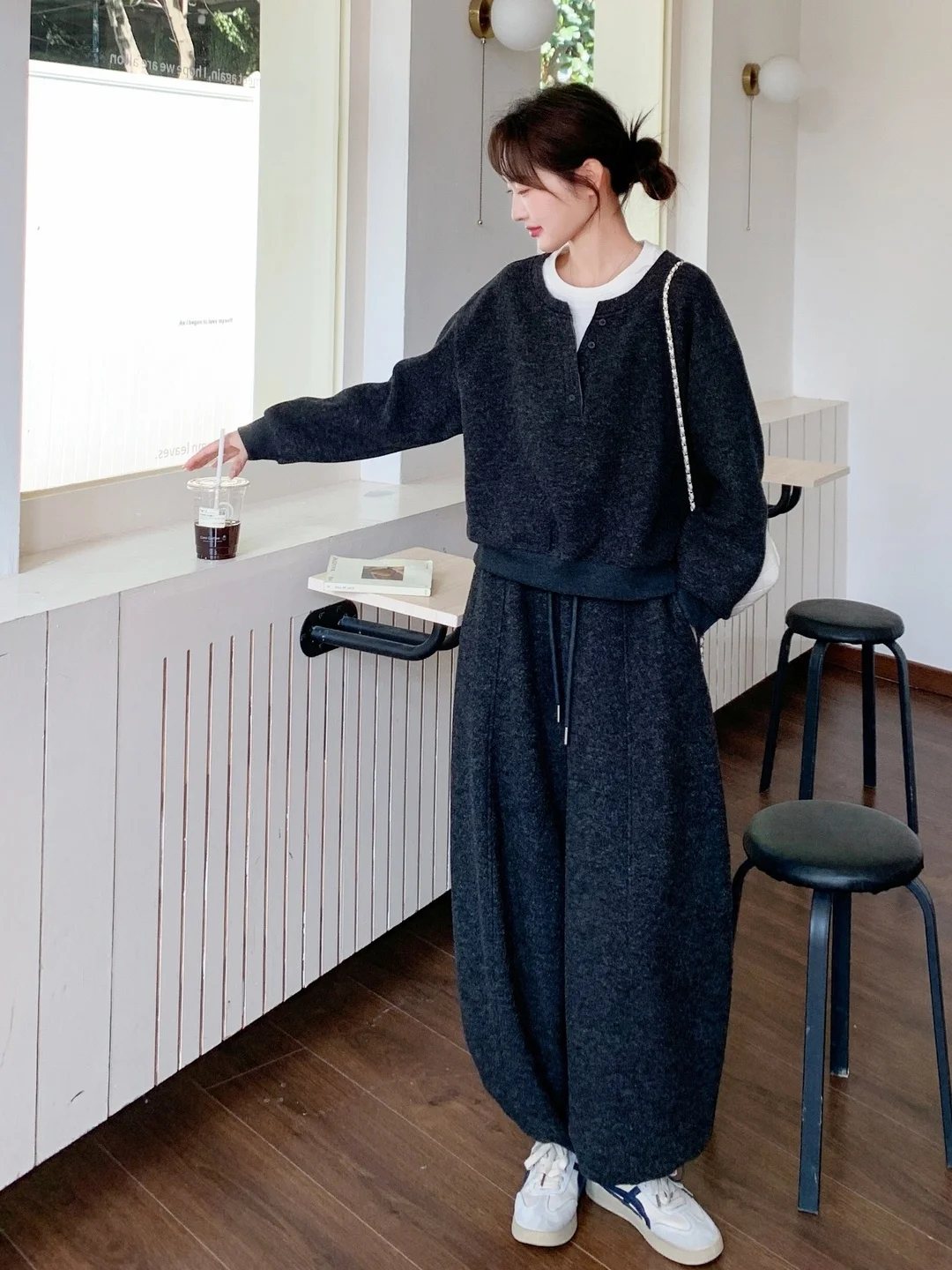 

Корейский повседневный комплект из свитшота и брюк для женщин: весенне-осенний, свободный крой, стройнящий силуэт, в стиле lazy fashion, из двух предметов