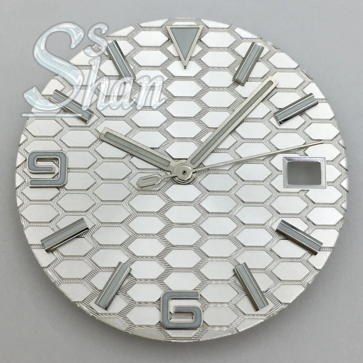 

29mm horizontal striped dial, green luminous dial hands and 3 o 'clock date window are suitable for the NH35 movement