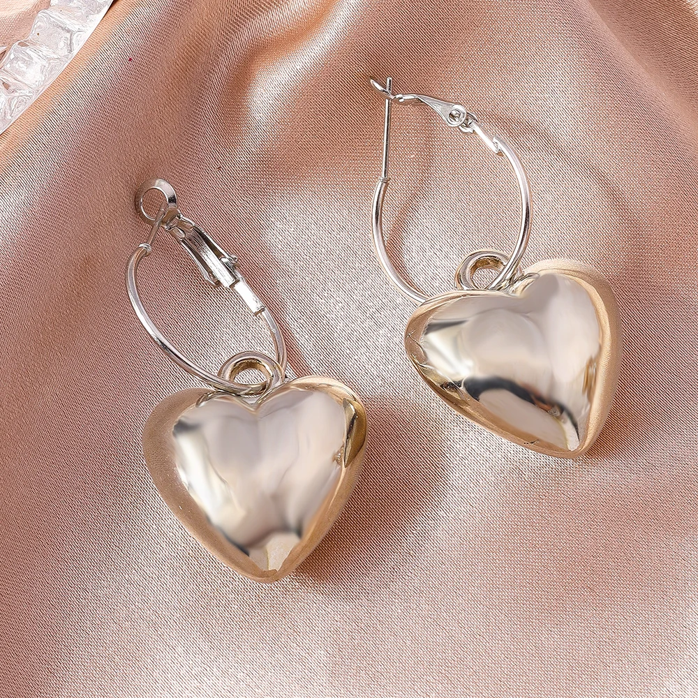 Aihua Metallglänzende Herz-Creolen im amerikanischen Stil für Damen, modische goldfarbene Herz-Ohrringe, Party-Schmuck-Accessoires – Detail 6
