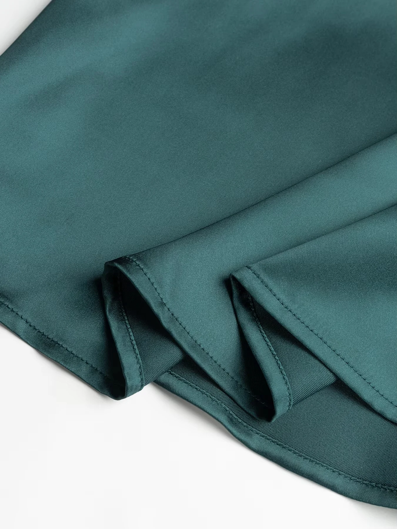 Smaragdgrünes Satin-Neckholder-Top mit einer Schulter für Damen, Elegante Goldrosen-Brosche, Drapierte Ärmellose Bluse, Party- und Abendhemd – Detail 14