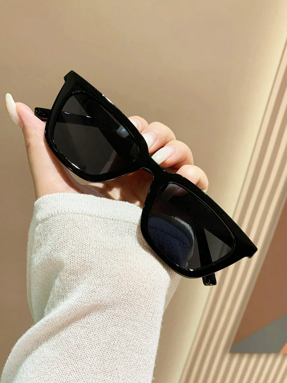 Retro elegant cat-eye fashion glasses, rectangular frame, suitable for travel, beach, and daily wear