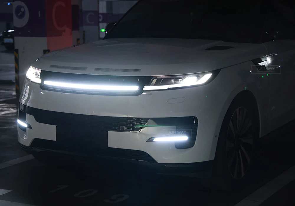 مجموعات هيكل السيارة اكسسوارات أضواء جانبية عدسة سيارة LED الشفة الأمامية مع مصباح الضباب الخفيف لسيارة رينج روفر سبورت 2023