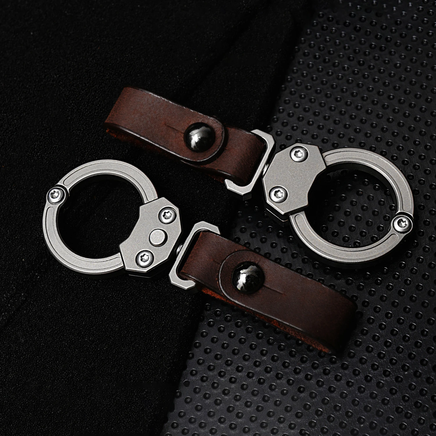 Imagem -04 - Chaveiro de Liga de Titânio para Homens Chaveiro de Carro Criativo Pingente de Couro Edc Outdoor Tool Gadget Presente de Alta Qualidade Exclusivo