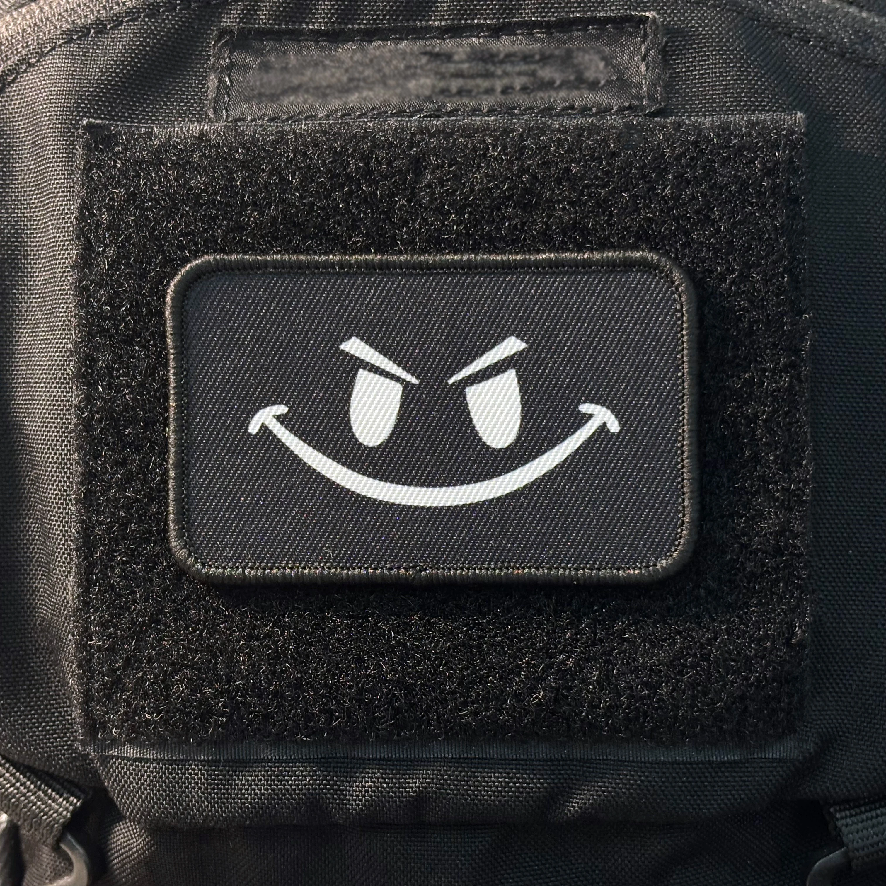 1PCS Patch Engraçado de Rosto Sorridente Malvado com Velcro, Emblema Decorativo de Meme para Mochila, Jaqueta e Chapéu