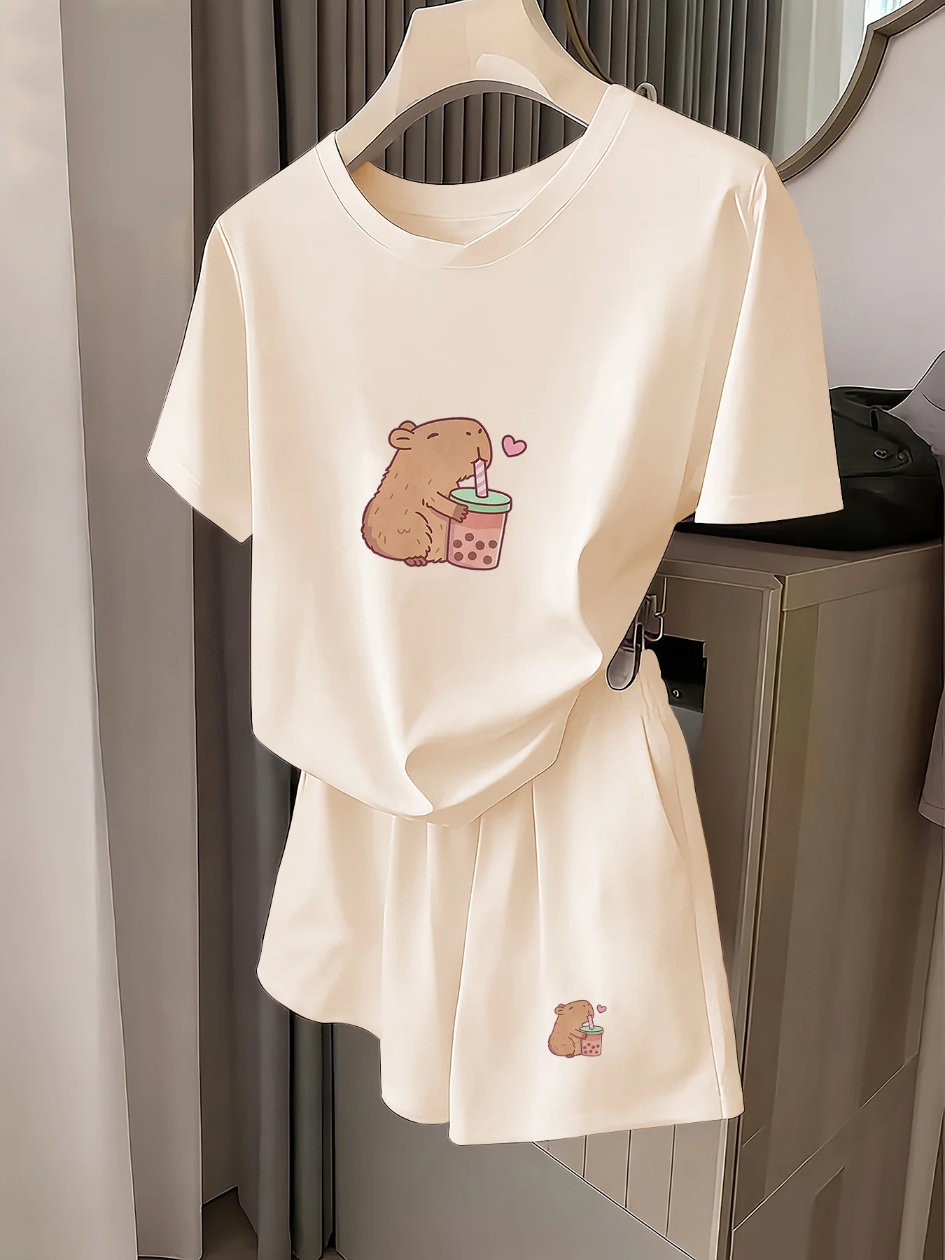 

Women's Casual Outfit, a Must-Have for Trendy Looks, Summer Gentle Healing Style Kapibara Drinking Milk Tea Set, Comfortable and Skin-Friendly Outfit for Dates and Commuting, Women's Clothing